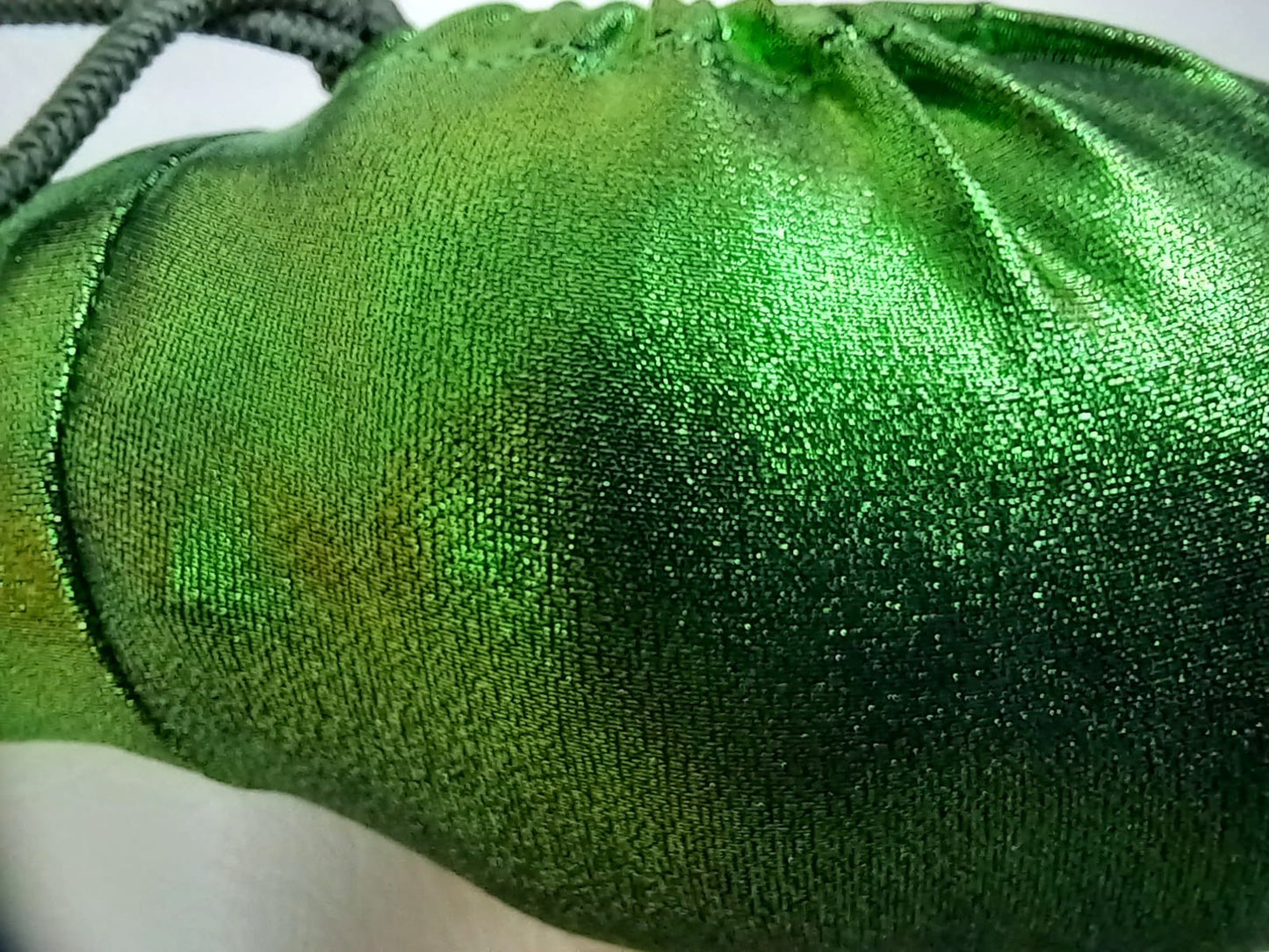 Penissocke aus elastischem Lycra in Viper-grün Metallic. Vorne geschlossen mit Gummibändel zum Schnüren