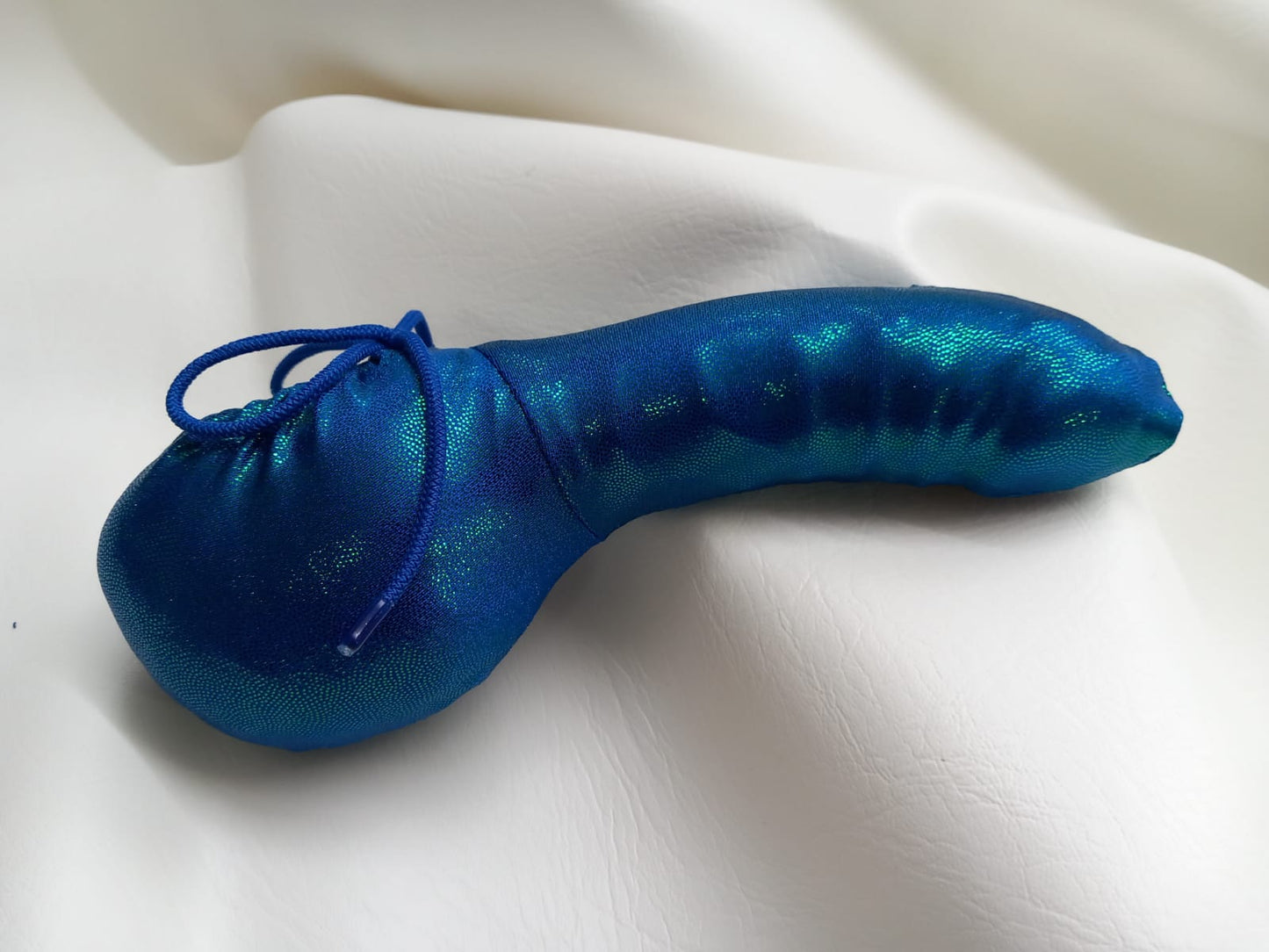 Penissocke aus elastischem Lycra in türkis irisierend Metallic. Vorne geschlossen mit Gummibändel zum Schnüren