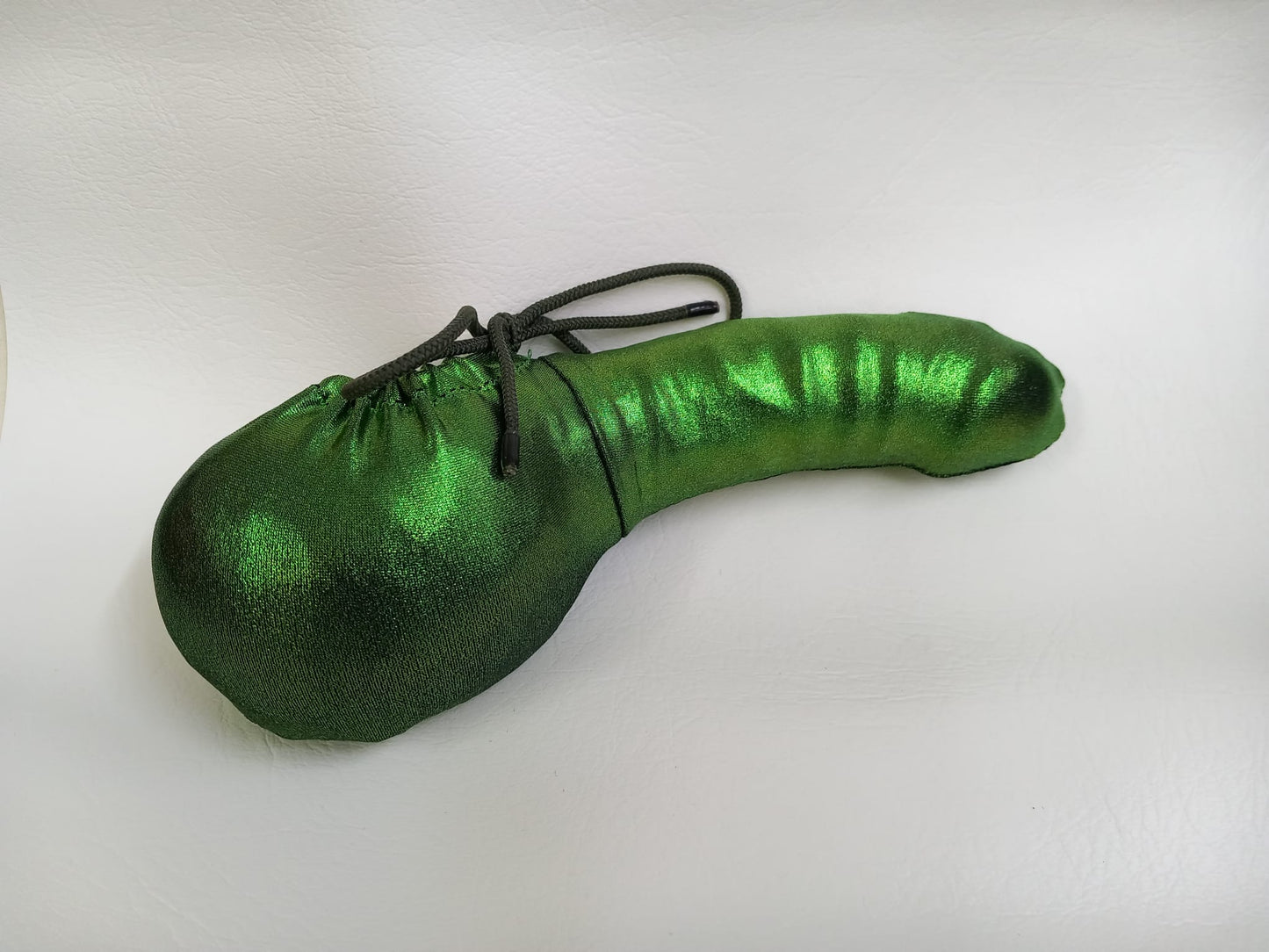 Penissocke aus elastischem Lycra in Viper-grün Metallic. Vorne geschlossen mit Gummibändel zum Schnüren