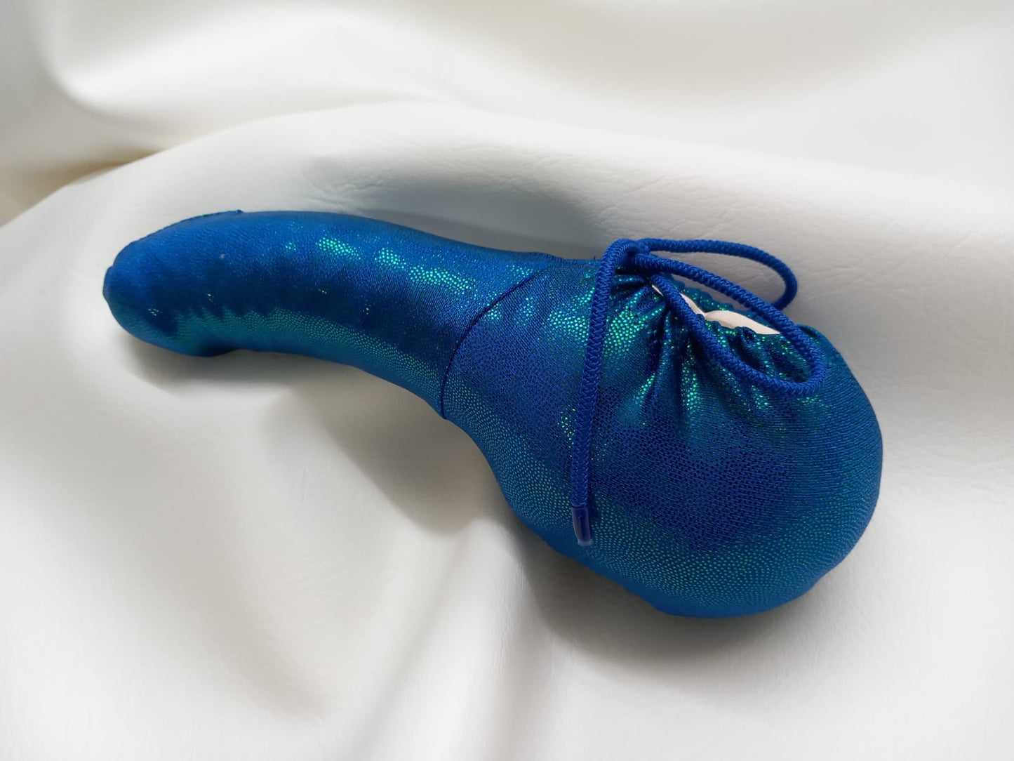 Penissocke aus elastischem Lycra in türkis irisierend Metallic. Vorne geschlossen mit Gummibändel zum Schnüren