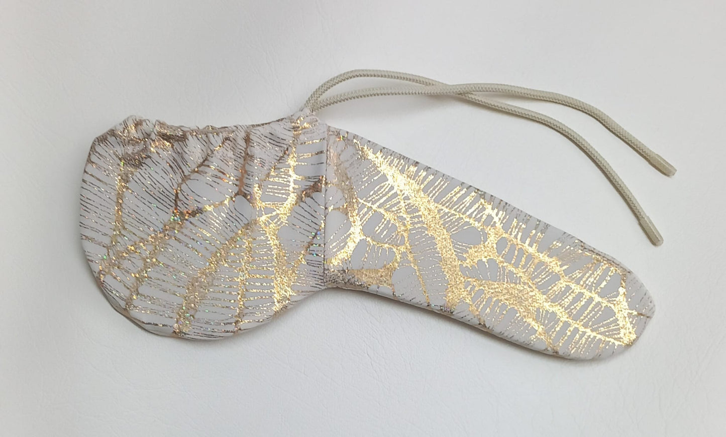 Penissocke aus weißem elastischem Lycra mit Hologramm Netzdruck in Gold, vorne geschlossen mit Gummibändel zum Schnüren