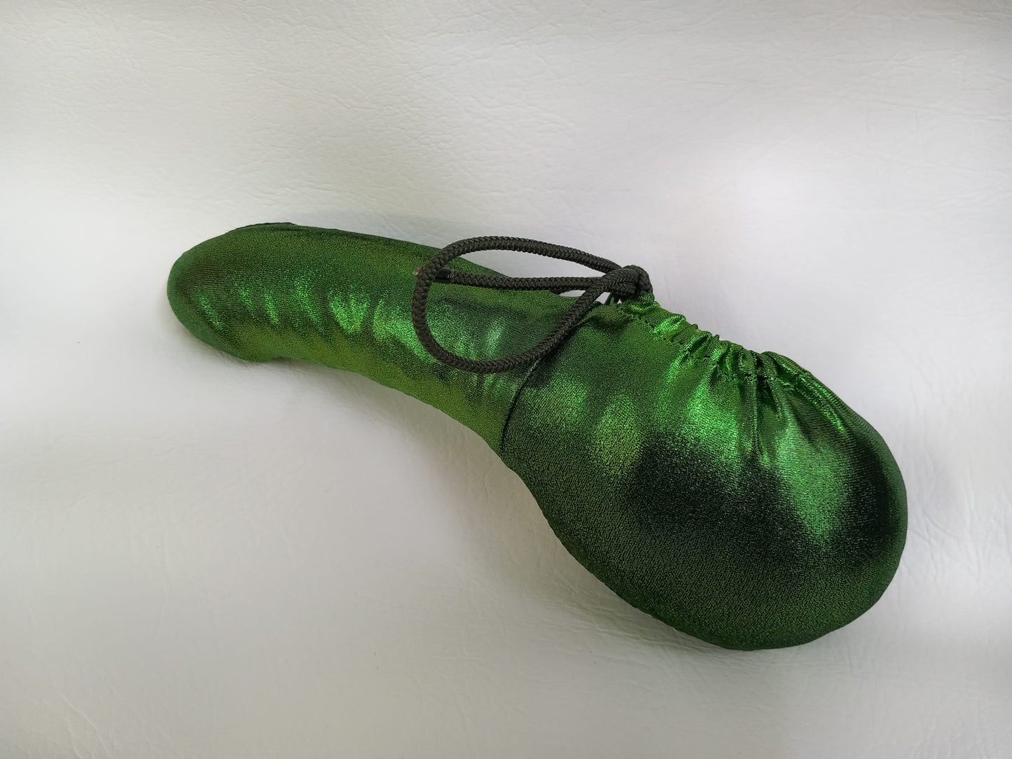 Penissocke aus elastischem Lycra in Viper-grün Metallic. Vorne geschlossen mit Gummibändel zum Schnüren