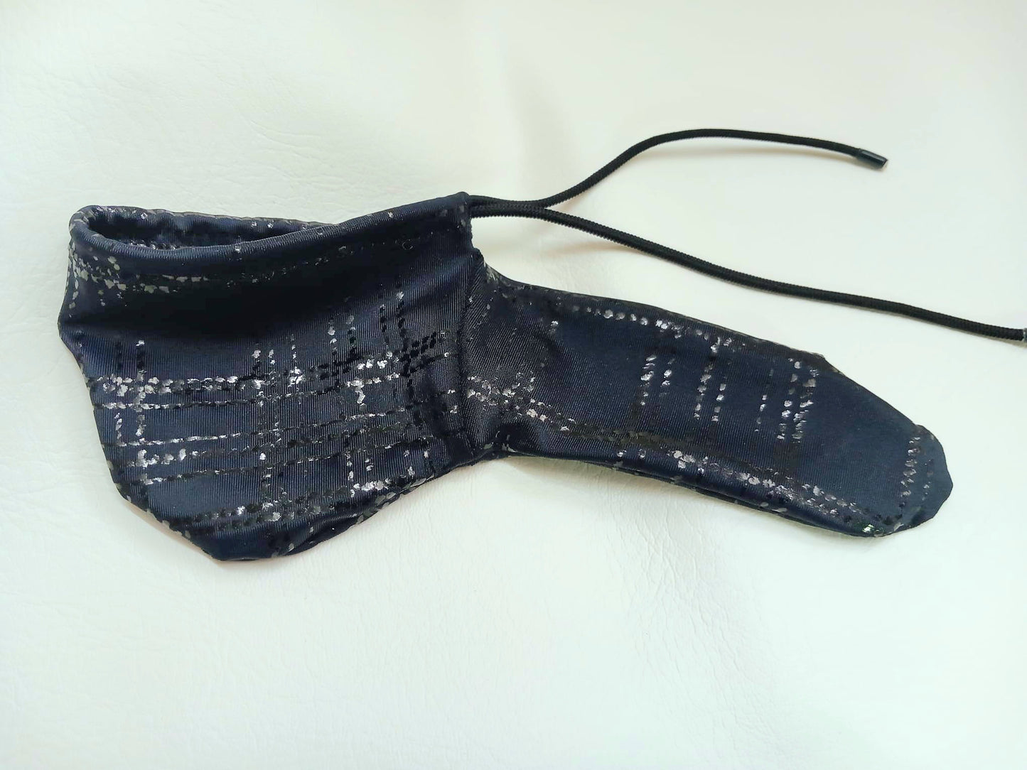 Penissocke, Lümmeltüte, Juwelensäckchen, schwarz mit Hochglanz Lackkaro Onsleeve Willypyjama - SEXSENSE