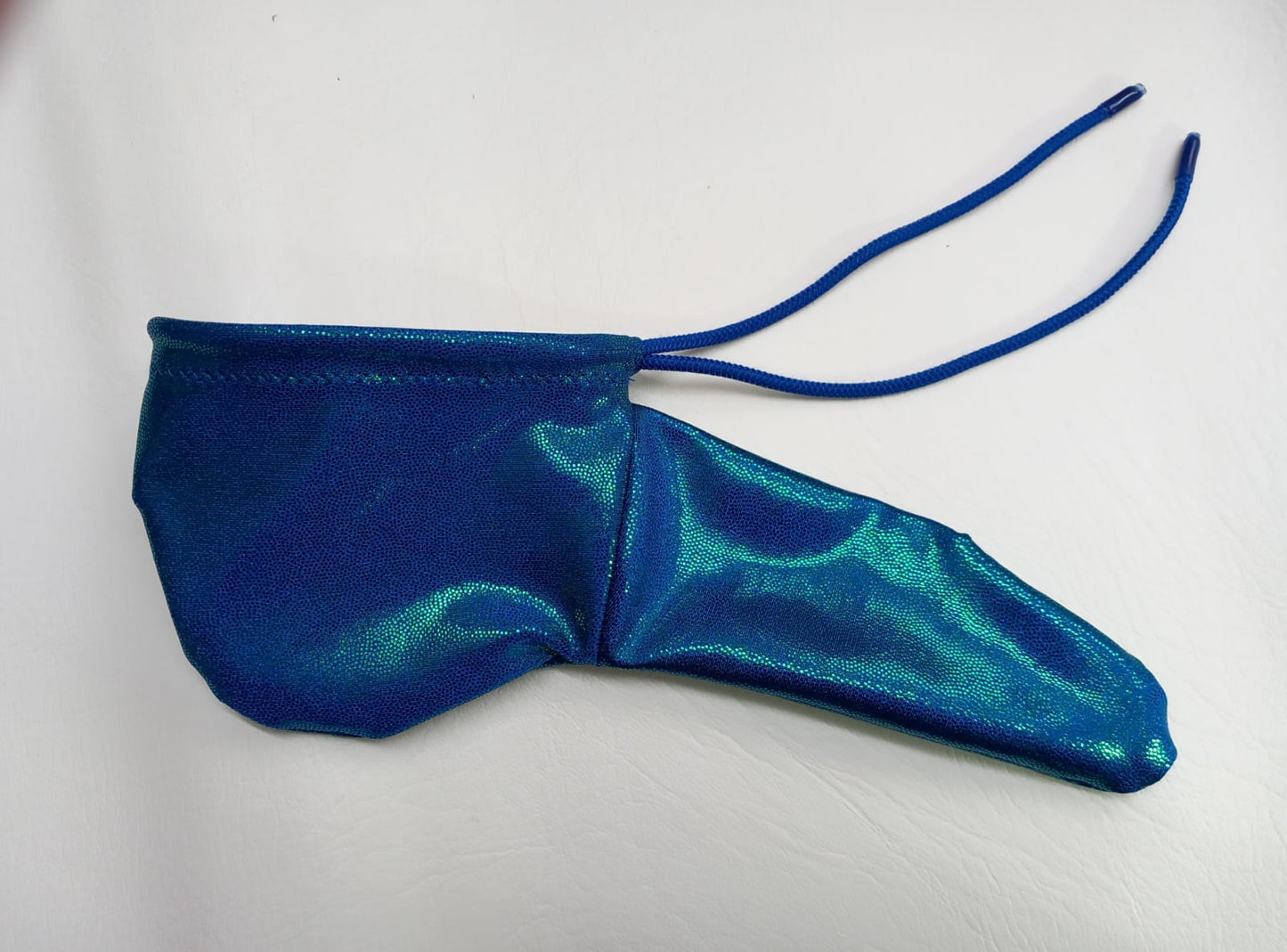 Penissocke aus elastischem Lycra in türkis irisierend Metallic. Vorne geschlossen mit Gummibändel zum Schnüren