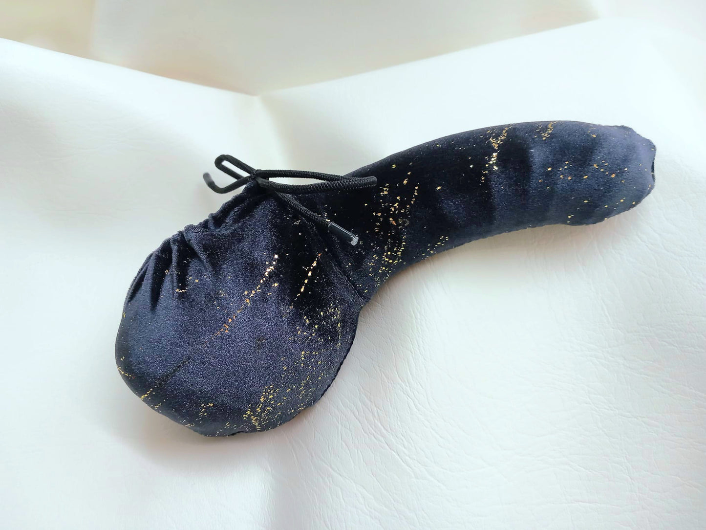 Penissocke Lümmeltüte Juwelensäckchen schwarzer Samt mit Gold - Ornamenten Eierwärmer Willypyjama - SEXSENSE