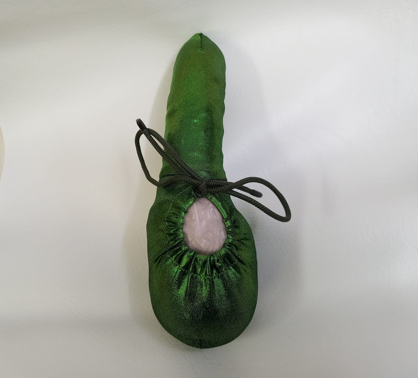 Penissocke aus elastischem Lycra in Viper-grün Metallic. Vorne geschlossen mit Gummibändel zum Schnüren