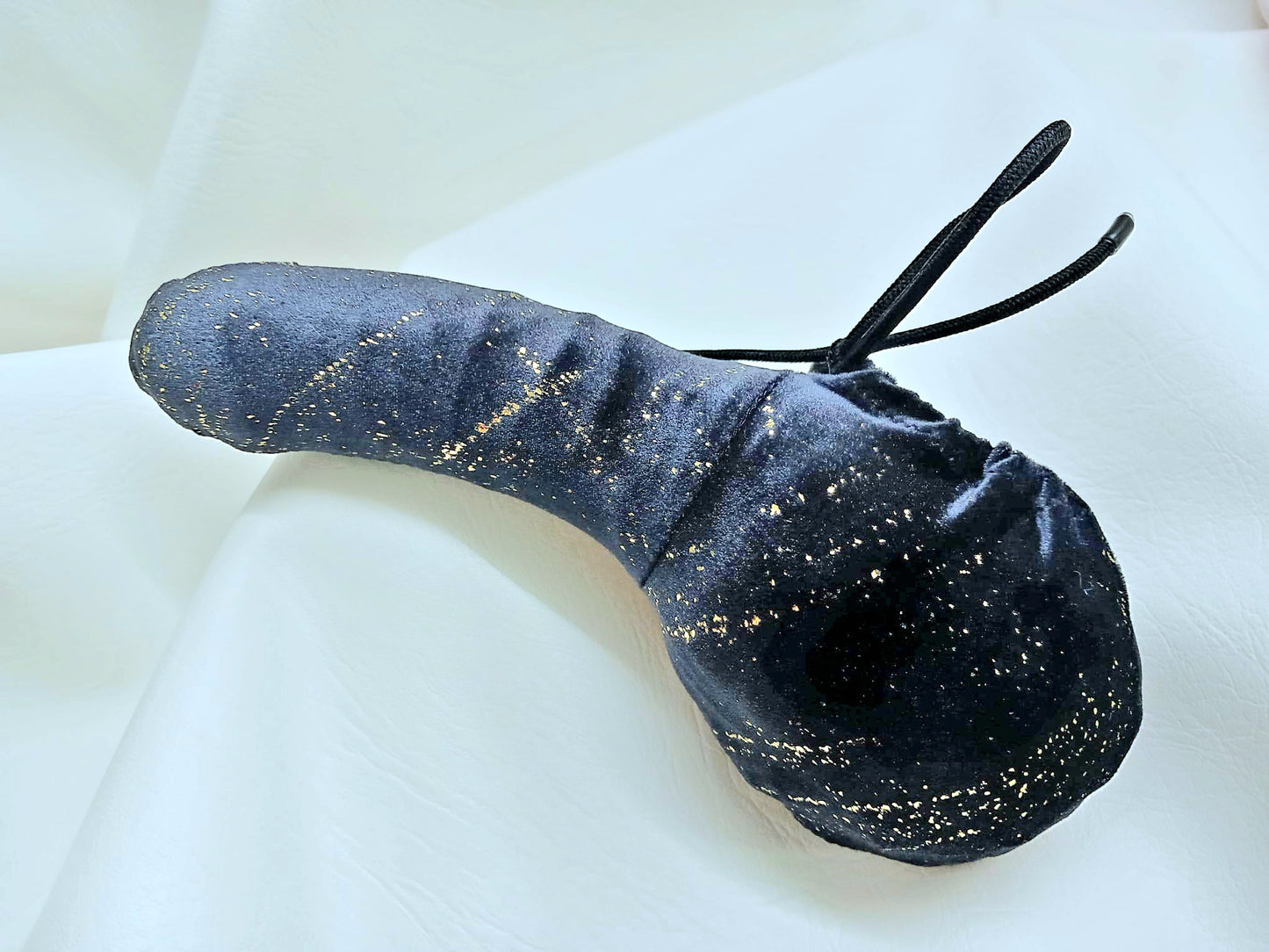 Penissocke Lümmeltüte Juwelensäckchen schwarzer Samt mit Gold - Ornamenten Eierwärmer Willypyjama - SEXSENSE