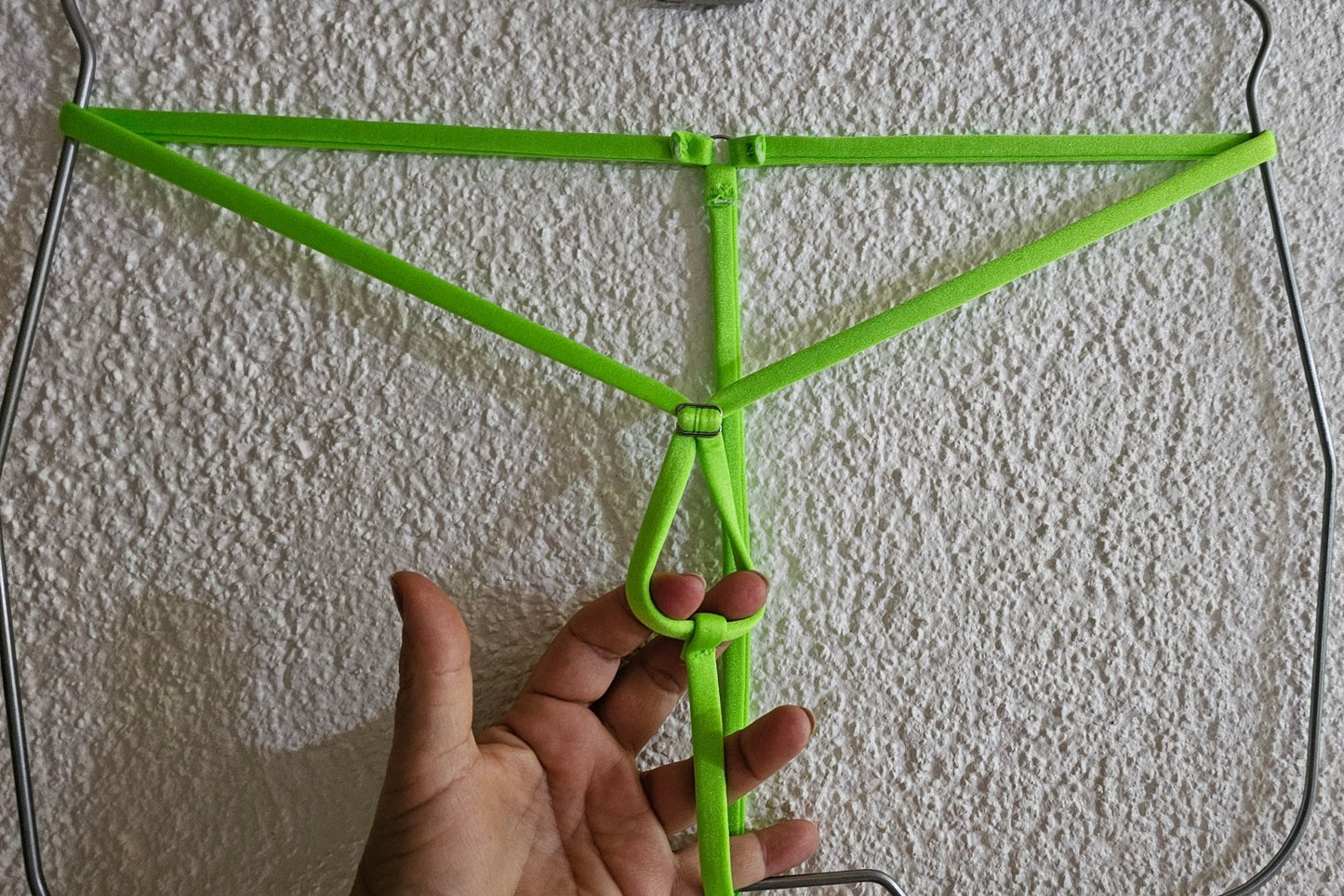 SWELL String mit Verstellschließe minimalistisch extrem elastisch push - up neongrün glänzender Lycra - SEXSENSE