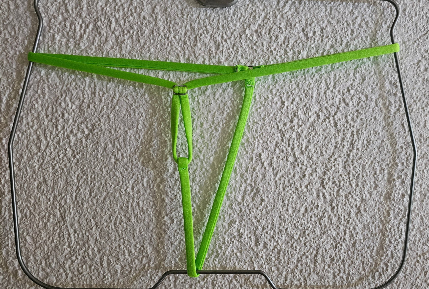 SWELL String mit Verstellschließe minimalistisch extrem elastisch push - up neongrün glänzender Lycra - SEXSENSE