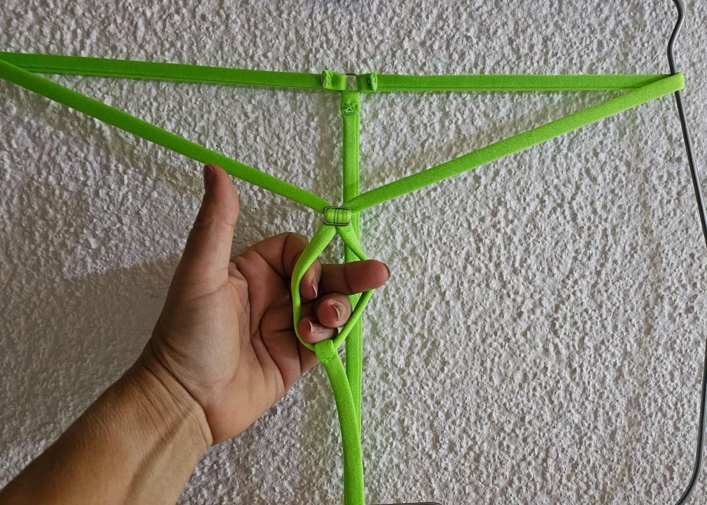 SWELL String mit Verstellschließe minimalistisch extrem elastisch push - up neongrün glänzender Lycra - SEXSENSE