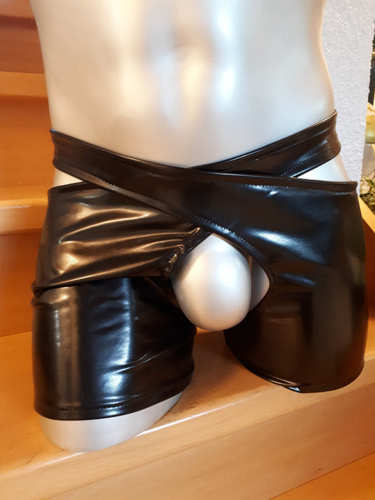 Herren Chaps, 2-teilige Stay Hip Harness in ouvert. Elastisches Baumwollgefüttertes Glattleder-Imitat sind ein sexy Fetisch Dessous in schwarz.