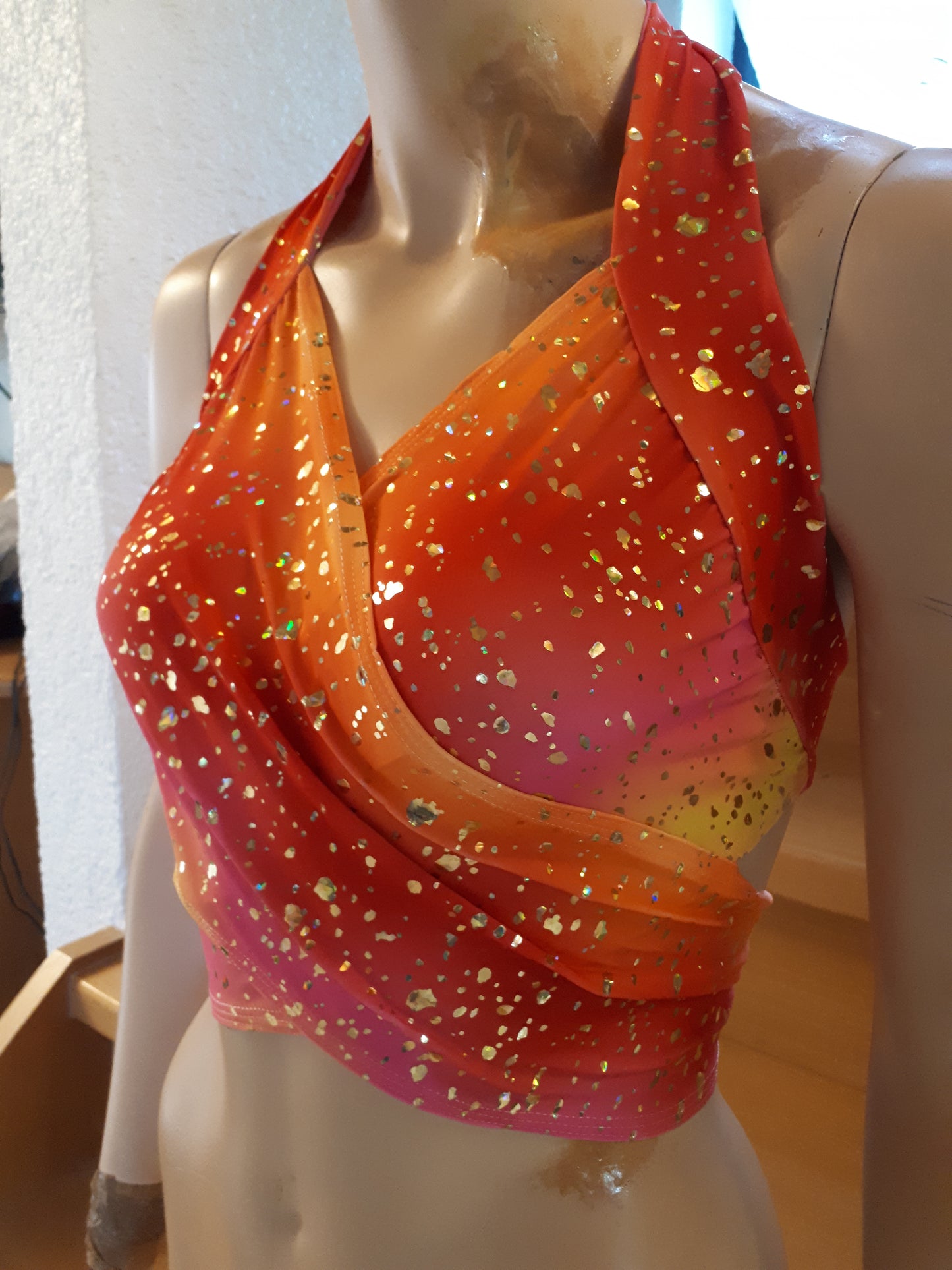 Bandage Wickeltop oder Bikini Oberteil in gelb/orange/pink mit Gold Metallic Blättchen bauchfrei aus Tanzsport-Lycra 