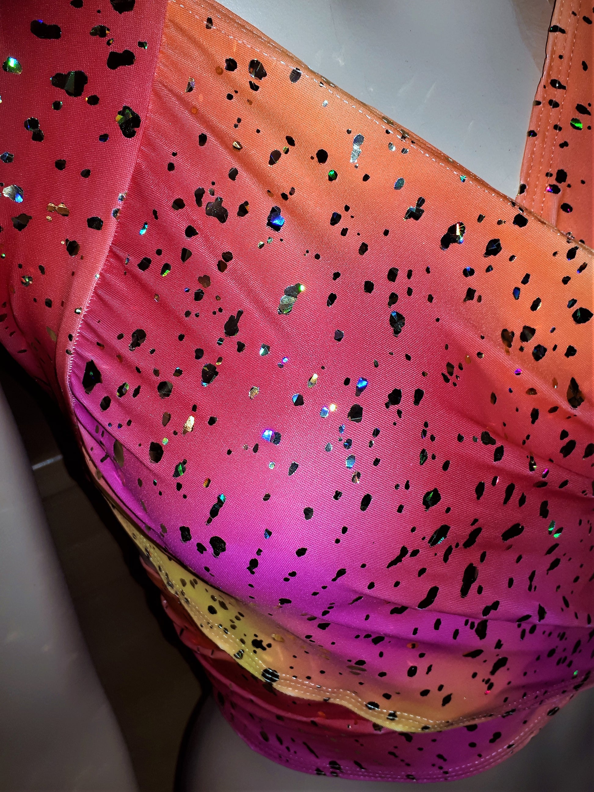 Bandage Wickeltop oder Bikini Oberteil in gelb/orange/pink mit Gold Metallic Blättchen bauchfrei aus Tanzsport-Lycra 