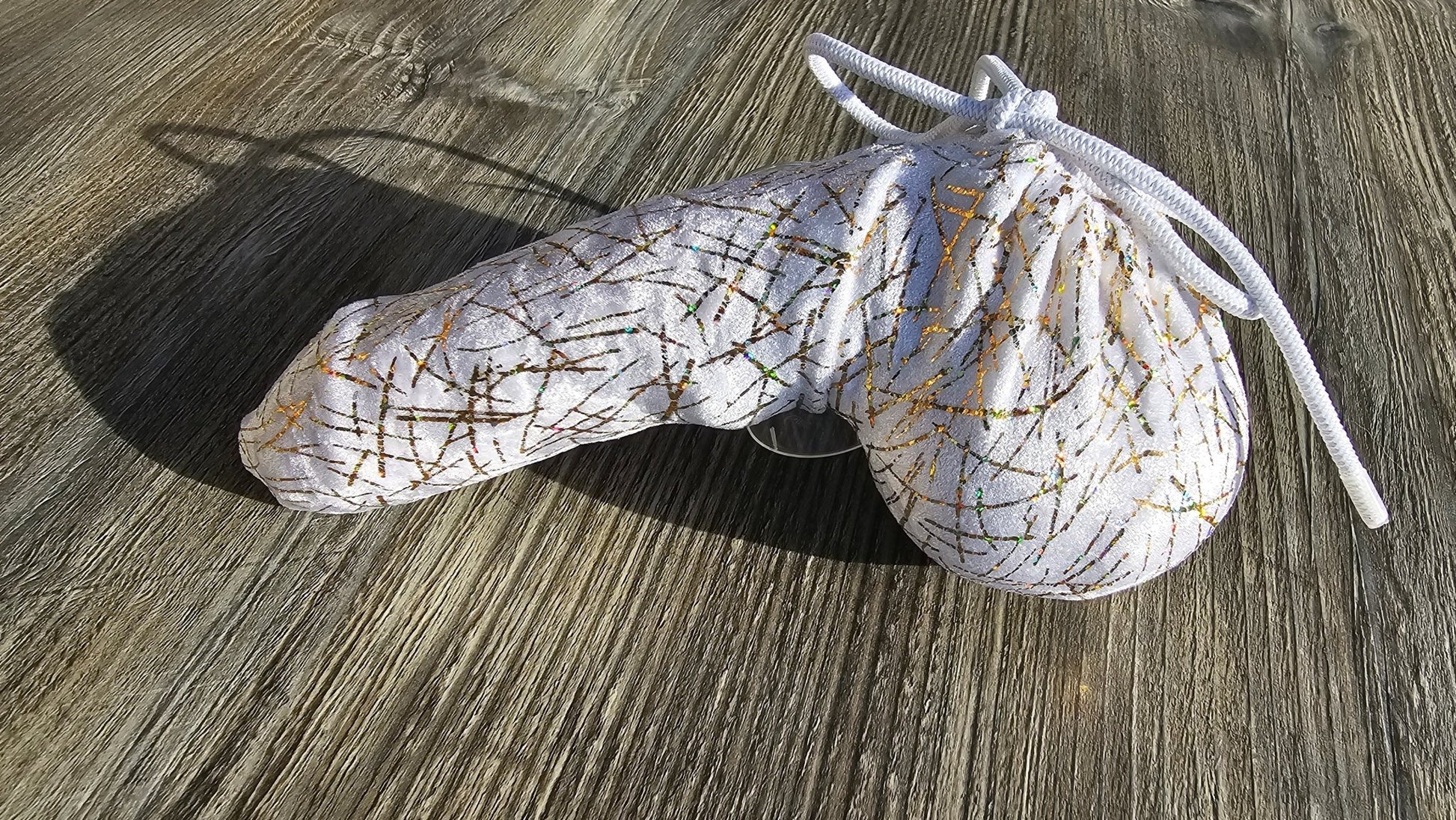 Penissocke Lümmeltüte Juwelensäckchen weißer Lycra Samt mit Gold Hologramm Sackhalter Willy - Pyjama - SEXSENSE