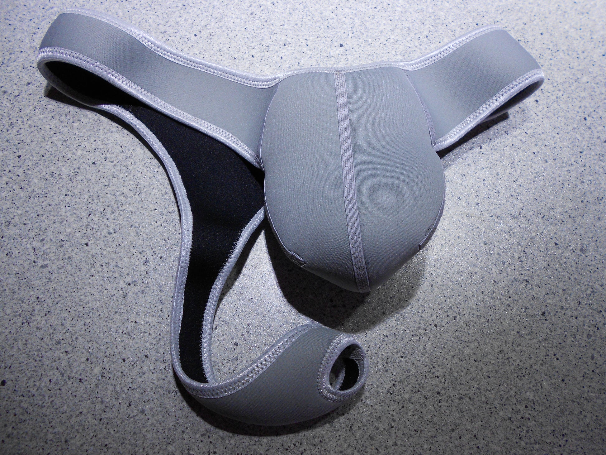 Lasso-G-String aus 3mm Neopren in grau mit farblich passenden Gummikanten, sexy kinky Harness ein echtes Gay Toy