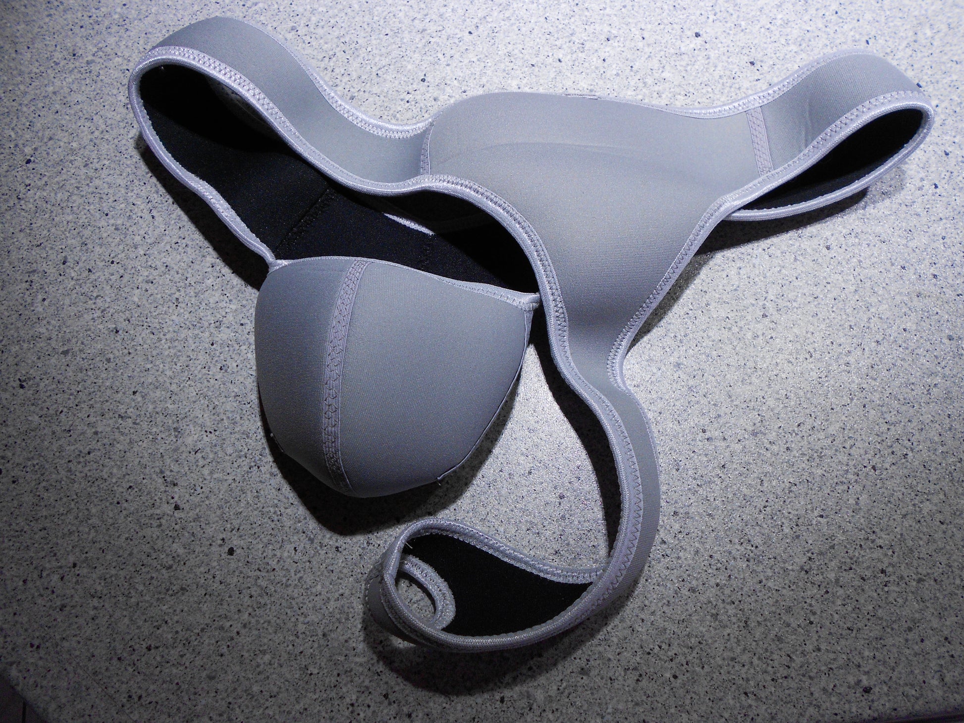 Lasso-G-String aus 3mm Neopren in grau mit farblich passenden Gummikanten, sexy kinky Harness ein echtes Gay Toy
