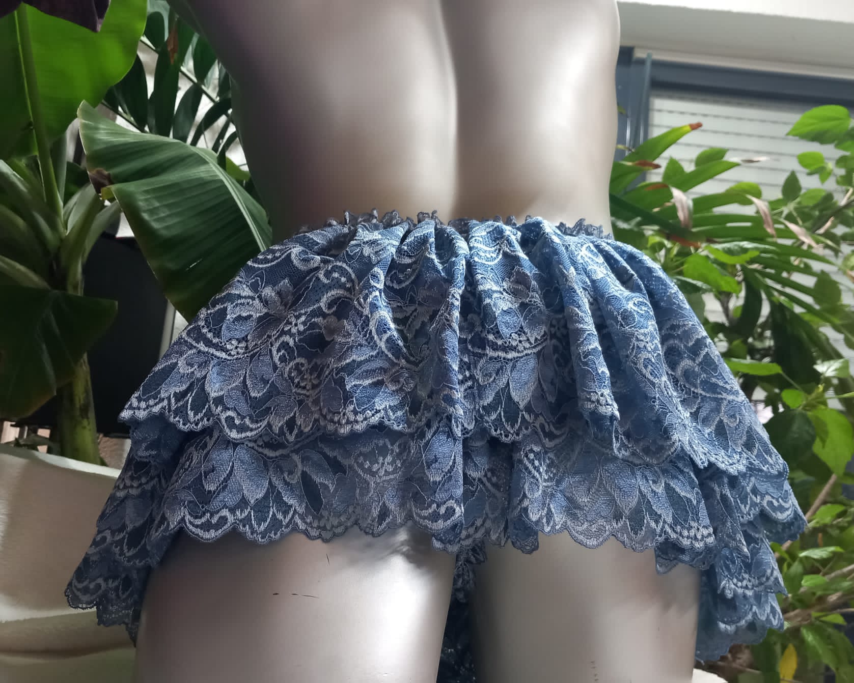 Sissy Unterwäsche Set jeansblaue elastische Spitze String oder Thong mit Rock + 2 - tlg Bustier - SEXSENSE