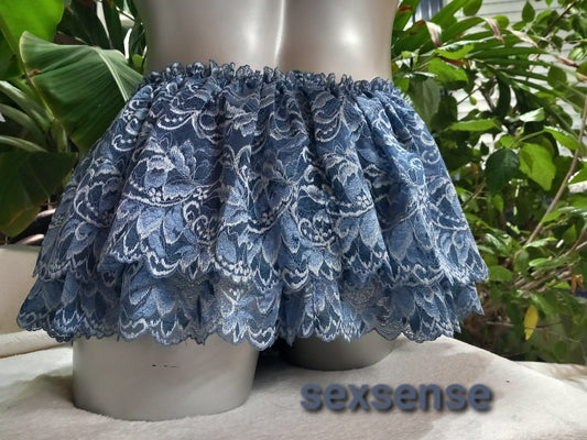 Sissy Unterwäsche 3 teiliges Set aus jeansblauer elastische Spitze wahlweise mit String oder Thong unter dem Rock + 2-tlg Bustier