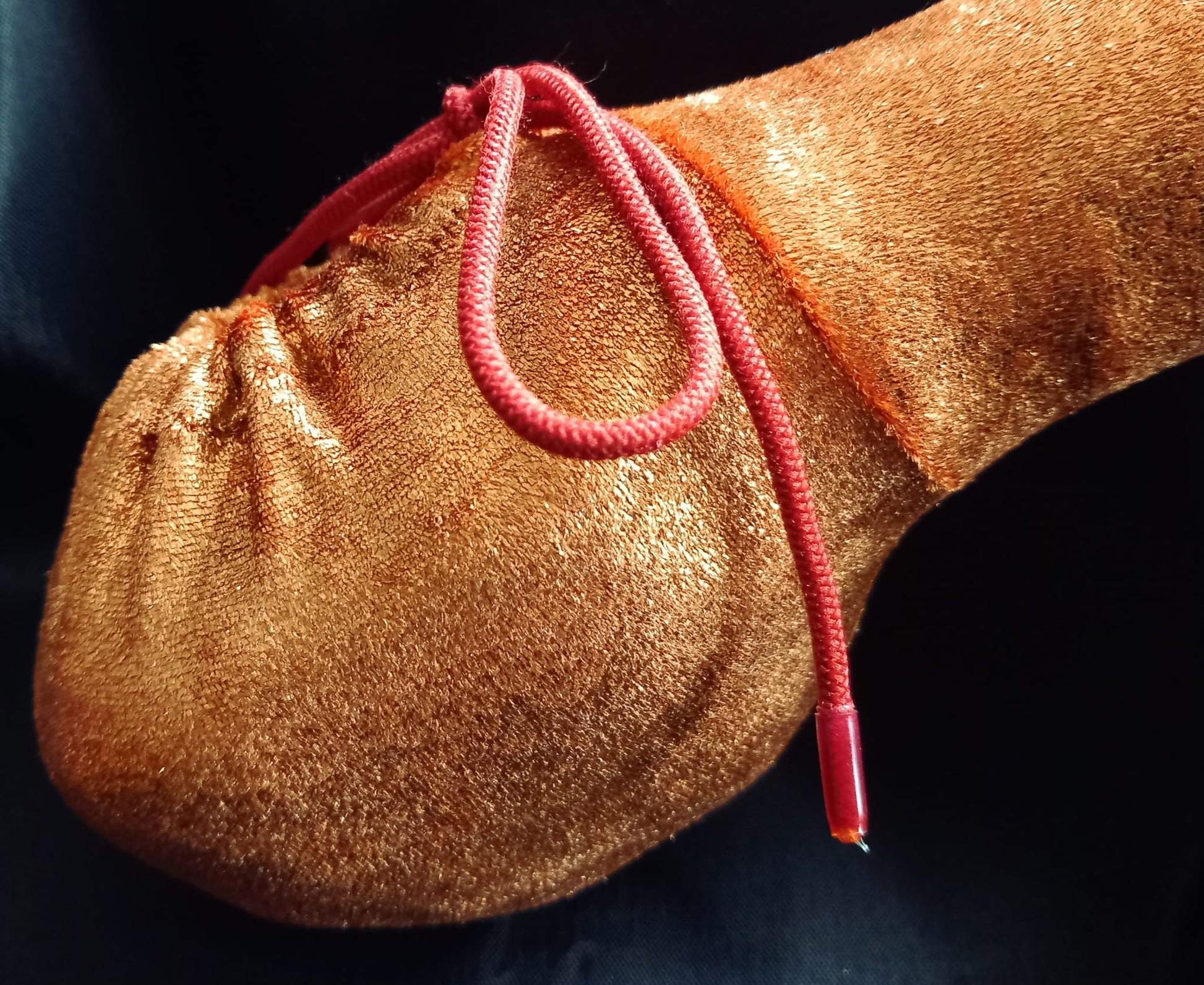 Penissocke aus elastischem Lycra Samt in Kupfer Metallic. Vorne geschlossen mit Gummibändel zum Schnüren