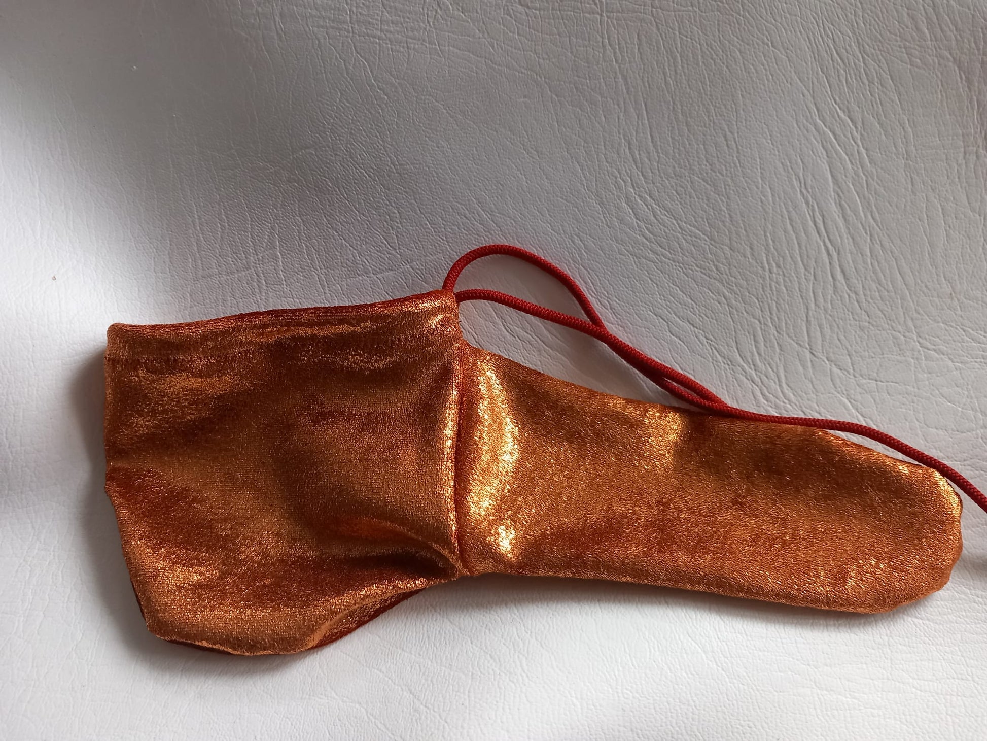 Penissocke aus elastischem Lycra Samt in Kupfer Metallic. Vorne geschlossen mit Gummibändel zum Schnüren