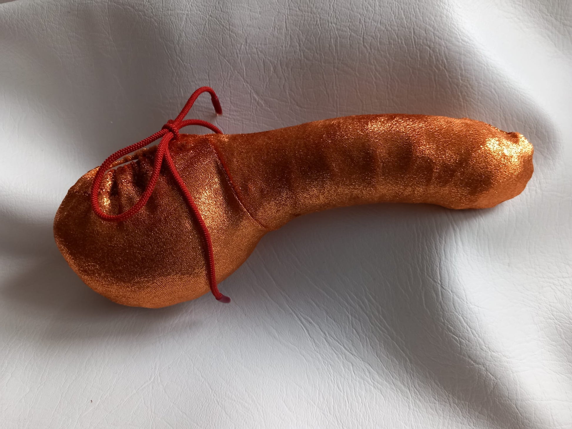 Penissocke aus elastischem Lycra Samt in Kupfer Metallic. Vorne geschlossen mit Gummibändel zum Schnüren