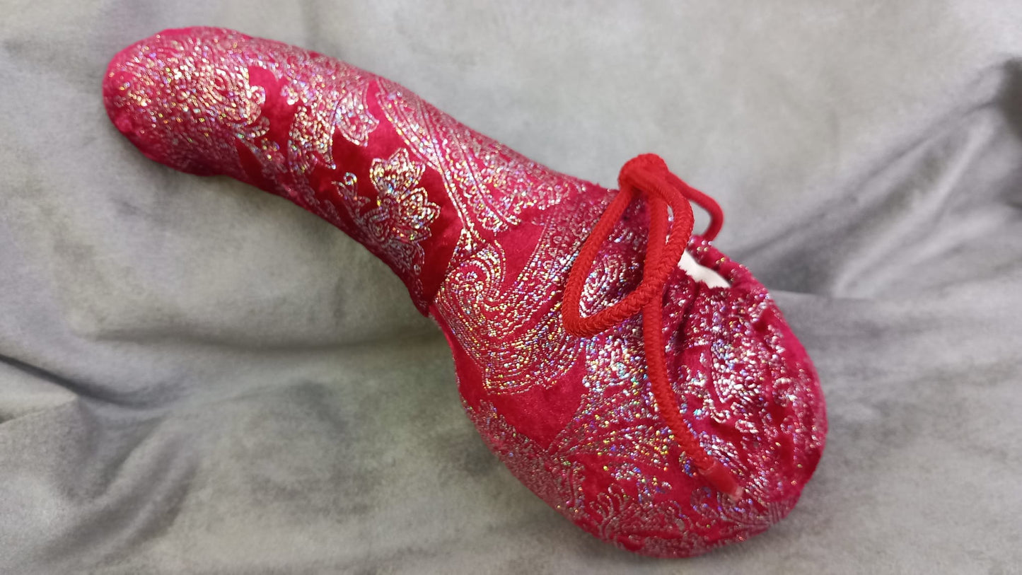 Roter Samt Penissocke aus elastischem Lycra mit Silber Paisley Muster. Vorne geschlossen mit Gummibändel zum Schnüren