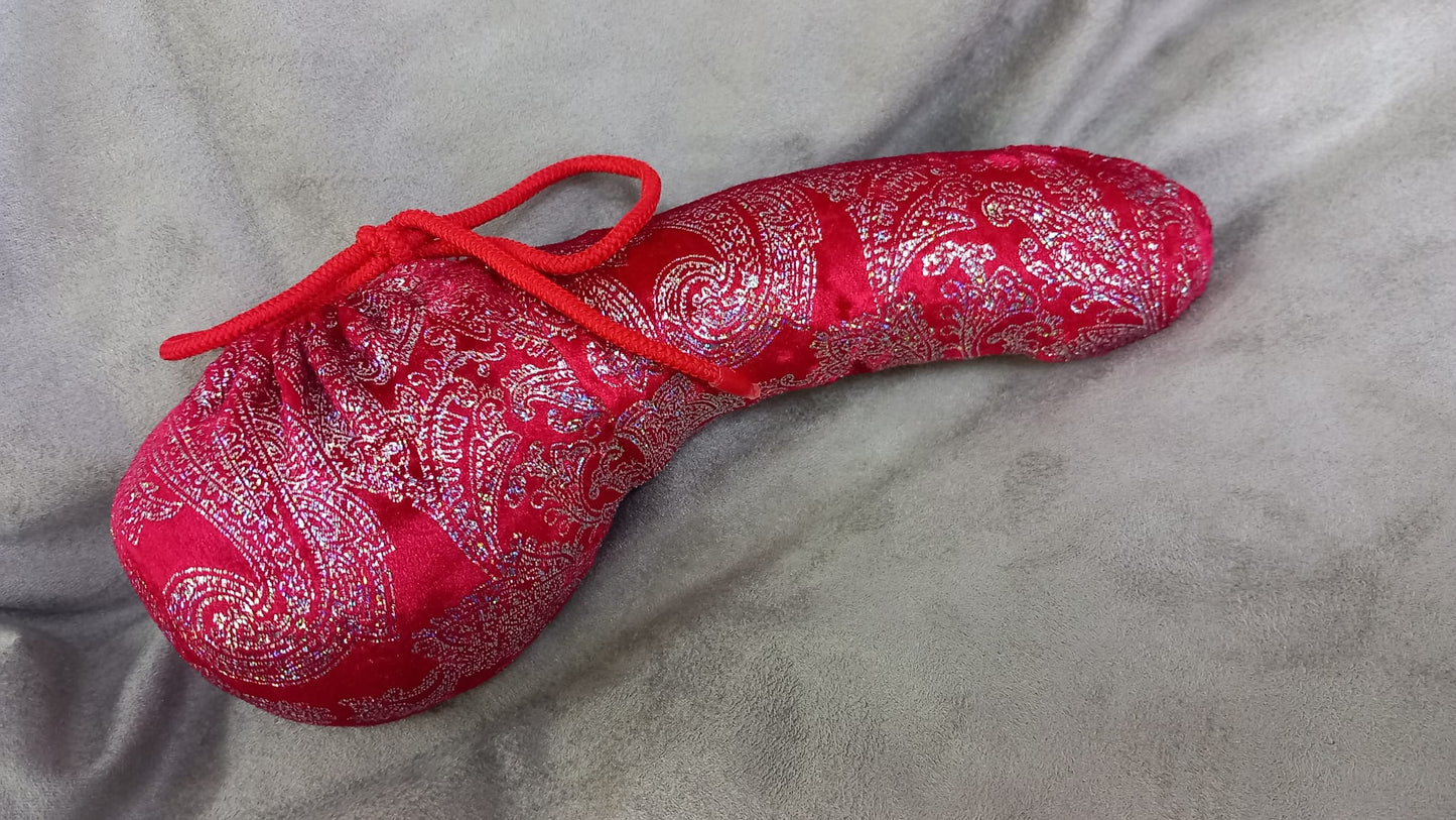 Roter Samt Penissocke aus elastischem Lycra mit Silber Paisley Muster. Vorne geschlossen mit Gummibändel zum Schnüren