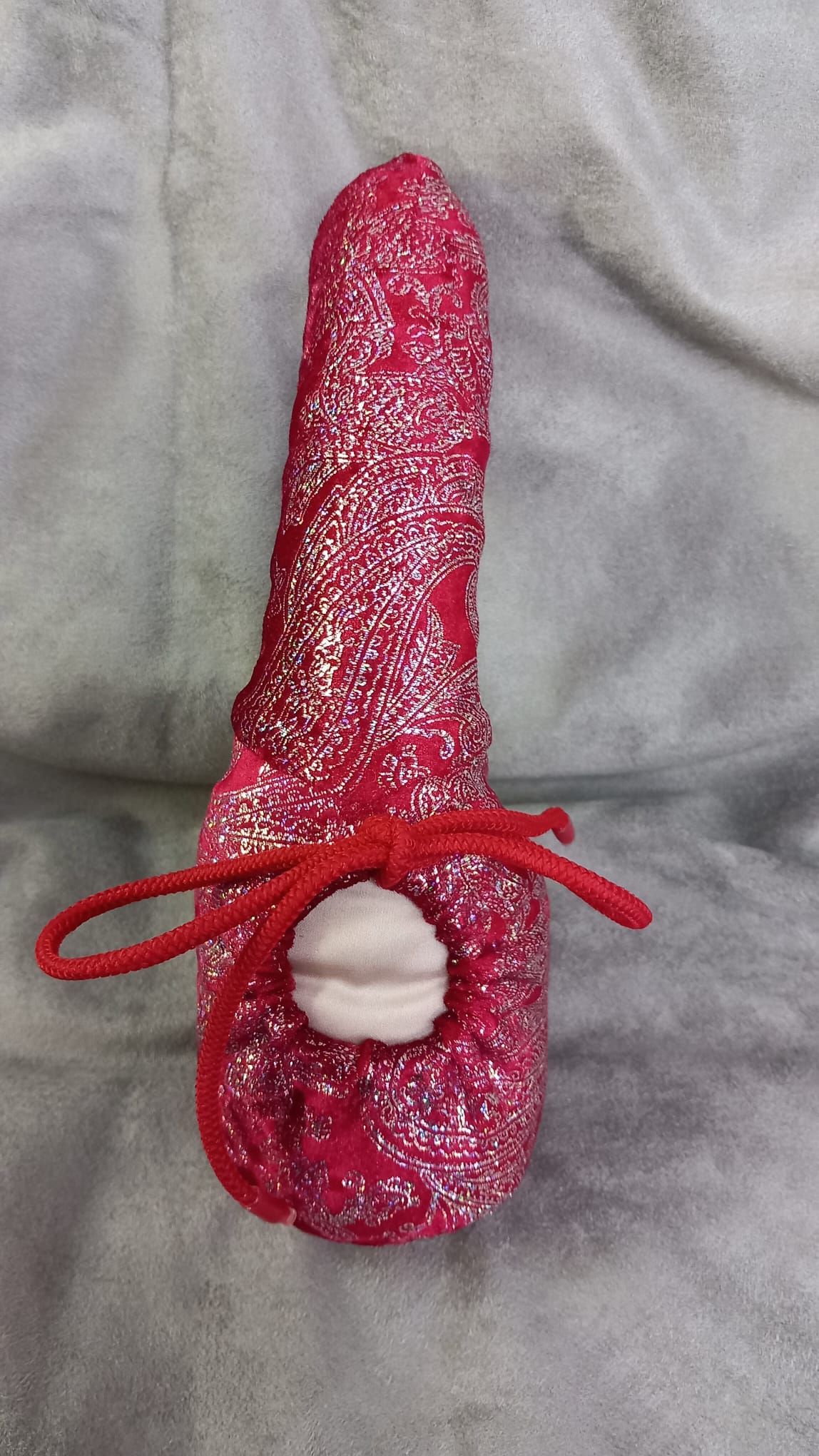 Roter Samt Penissocke aus elastischem Lycra mit Silber Paisley Muster. Vorne geschlossen mit Gummibändel zum Schnüren