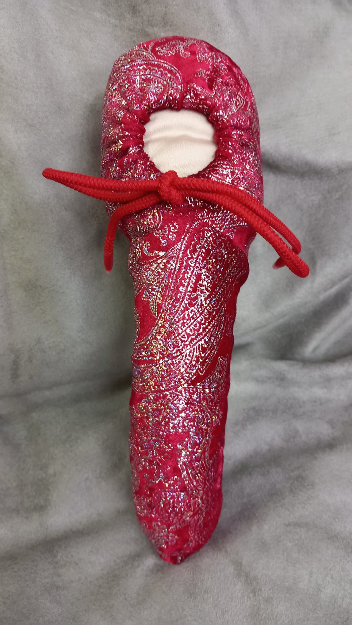 Roter Samt Penissocke aus elastischem Lycra mit Silber Paisley Muster. Vorne geschlossen mit Gummibändel zum Schnüren