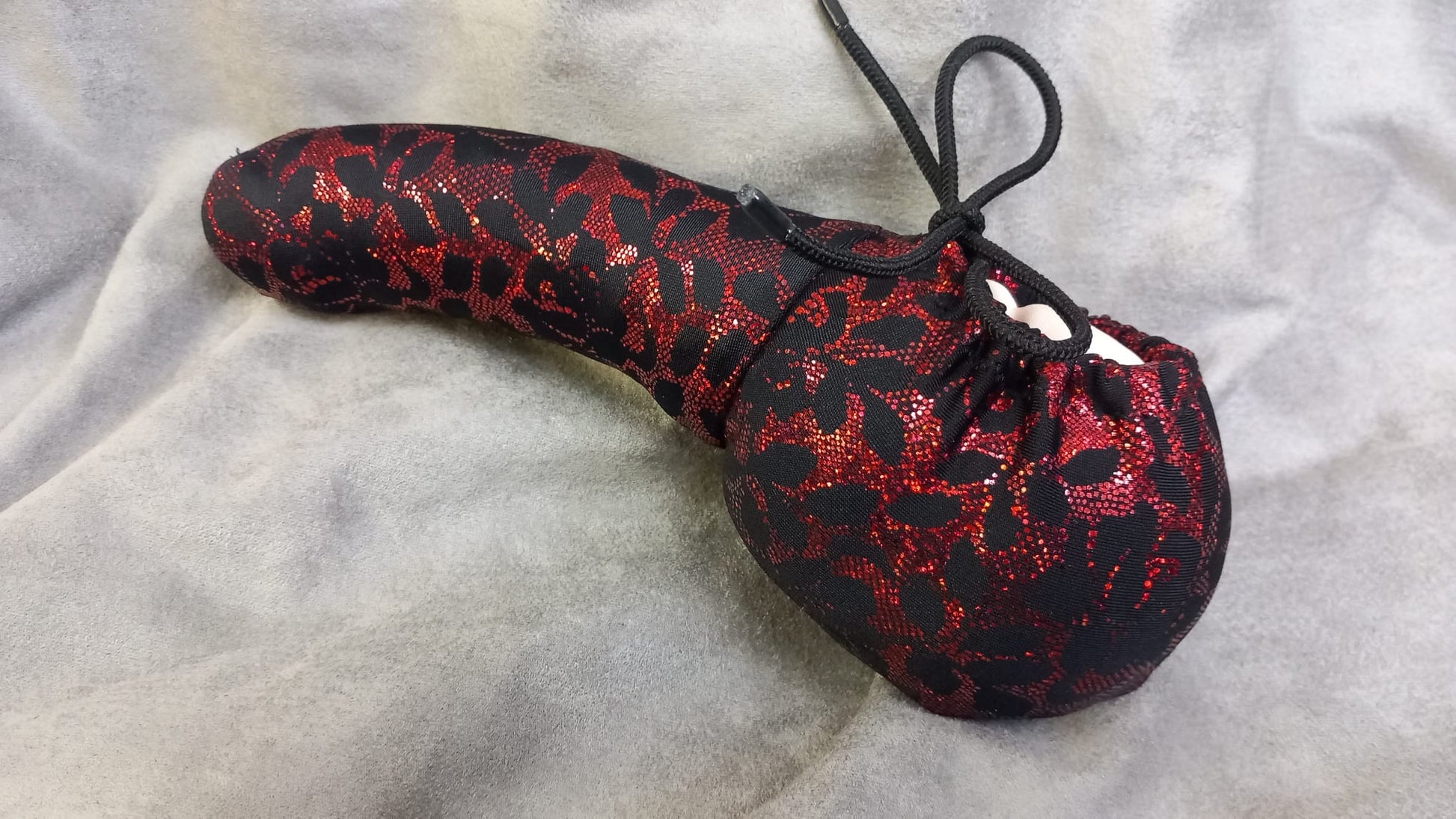 Penissocke, Lümmeltüte, Juwelensäckchen, schwarz/rot Hochglanz Sackhalter Lycra Willypyjama - SEXSENSE