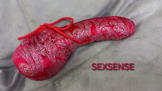 Roter Samt Penissocke aus elastischem Lycra mit Silber Paisley Muster. Vorne geschlossen mit Gummibändel zum Schnüren