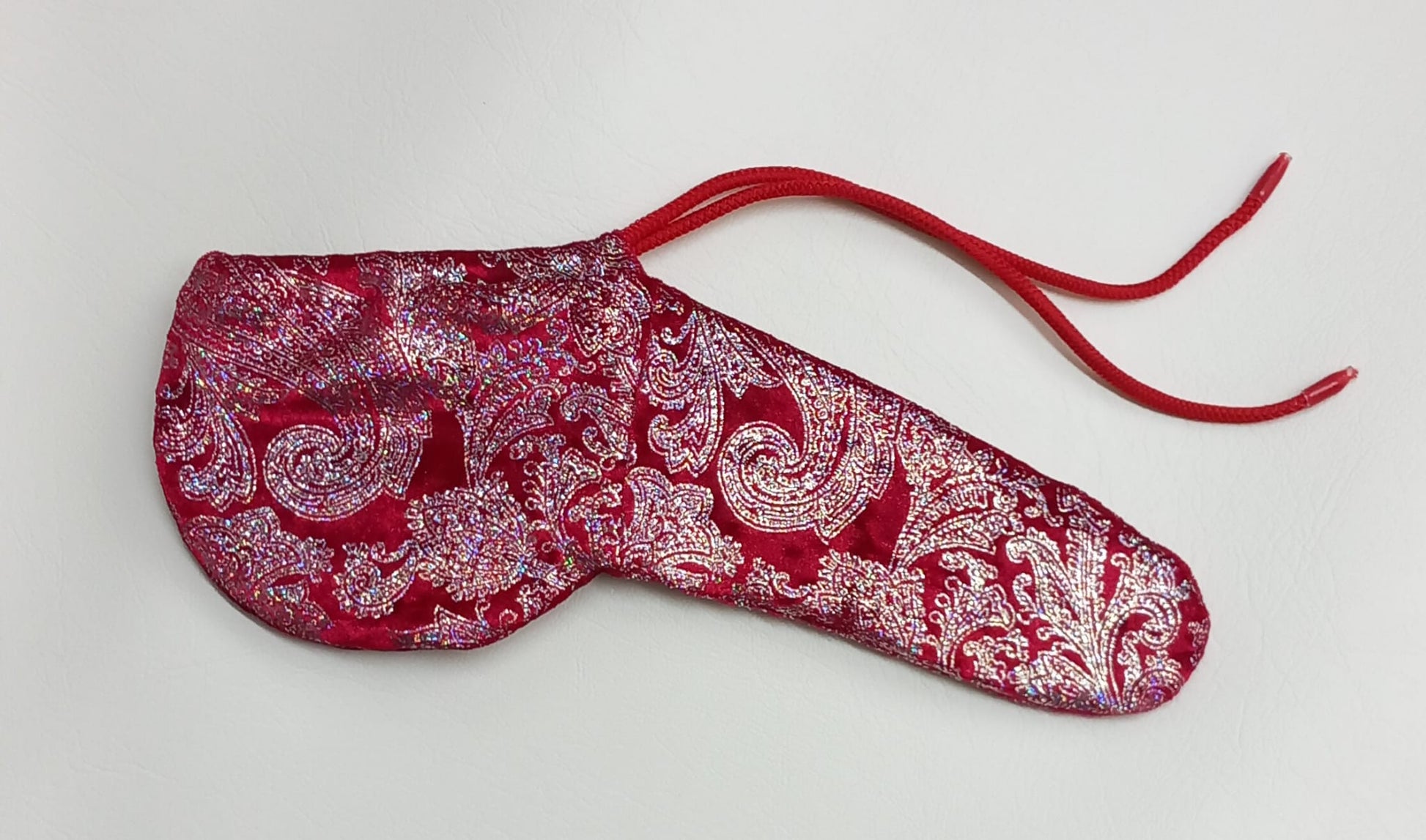Roter Samt Penissocke aus elastischem Lycra mit Silber Paisley Muster. Vorne geschlossen mit Gummibändel zum Schnüren