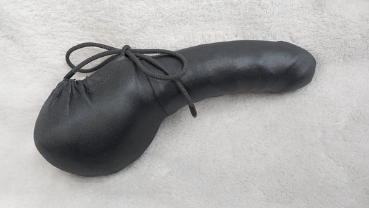 matt schwarze Penissocke aus elastischem Lycra vorne geschlossen mit Gummibändel zum Schnüren
