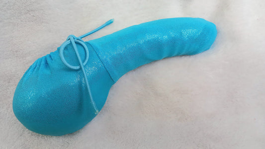 Penissocke aus elastischem Lycra in türkis mit Metallic Effekt. Vorne geschlossen mit Gummibändel zum Schnüren