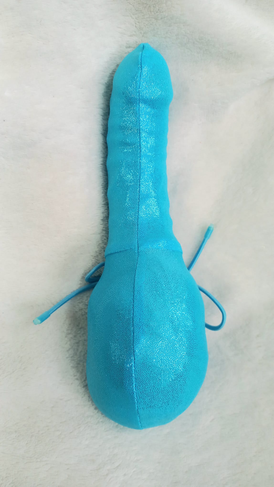 Penissocke aus elastischem Lycra in türkis mit Metallic Effekt. Vorne geschlossen mit Gummibändel zum Schnüren