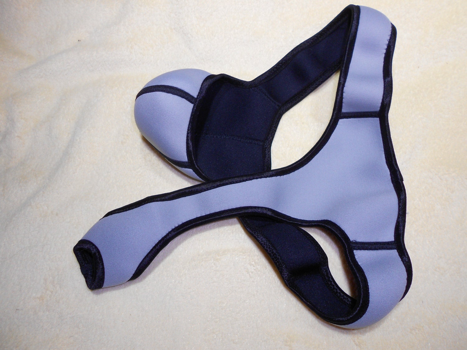 Lasso-G-String aus 3mm Neopren in grau mit schwarzen Gummikanten, sexy kinky Harness ein echtes Gay Toy