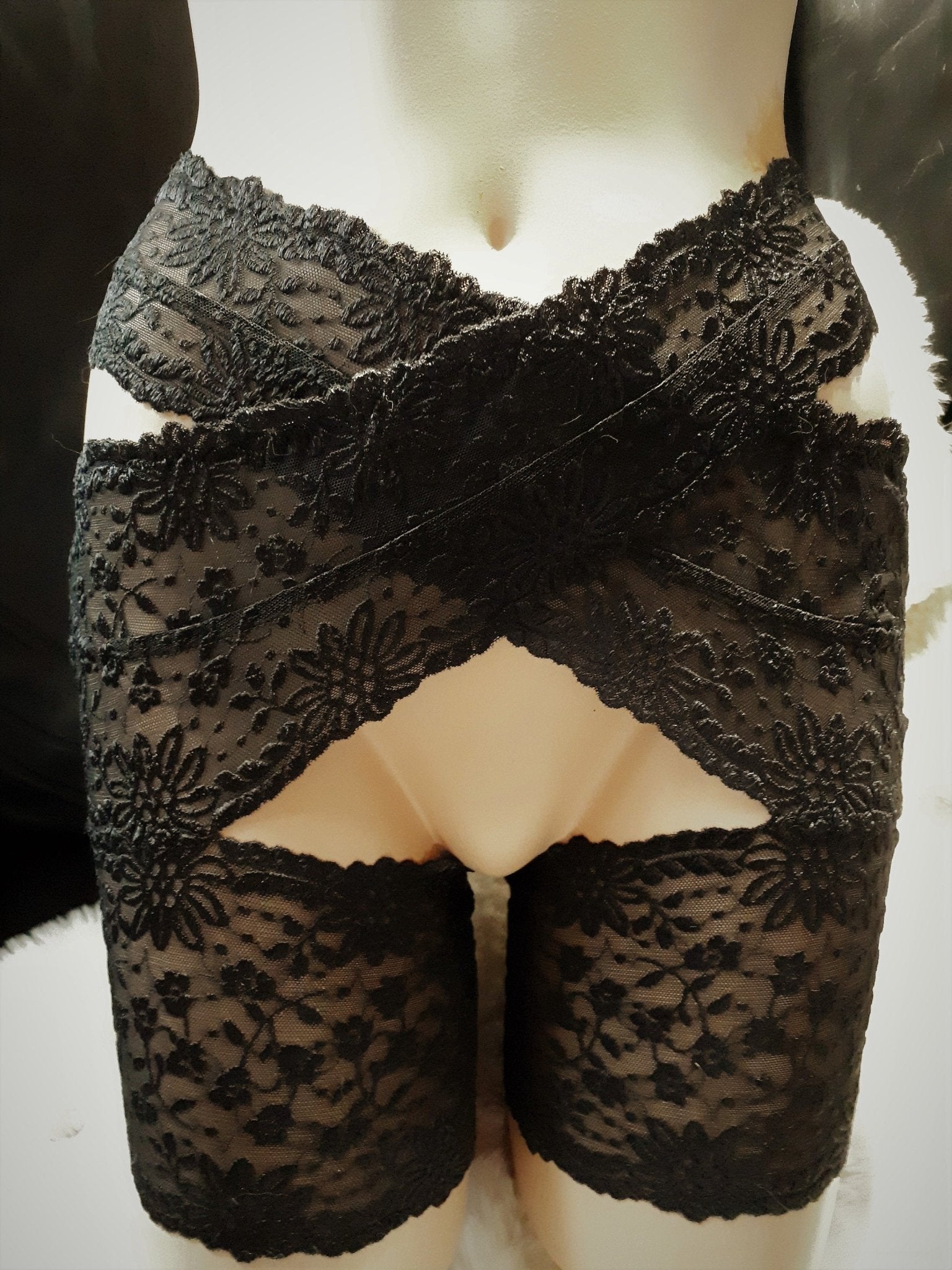 Oberschenkelschoner Stay Hip, elastische Spitze schwarz glänzend Dessous, Lingerie, Strumpfband ouvert Maßanfertigung sexy Toy - SEXSENSE