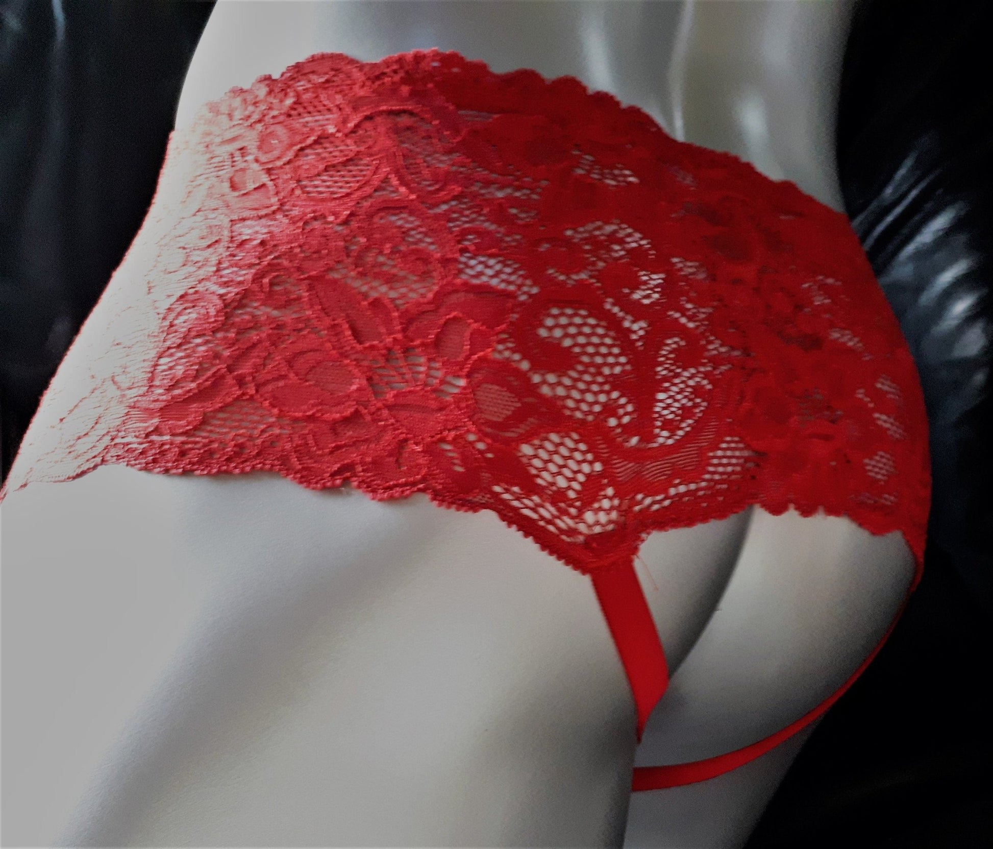 Spitzen Boxershorts/Thong in 4 Farben mit Push - Up ouvert plus Silikon Cockring - SEXSENSE