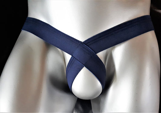 Thong mit Beinschlaufen, ouvert vorne durch selbst regulierende Flechtkreuzung, hinten durch pushende Beinstraps
