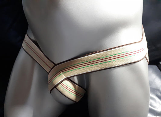 Thong mit Beinschlaufen. Ouvert vorne durch selbst regulierende Flechtkreuzung, hinten durch pushende Beinstraps