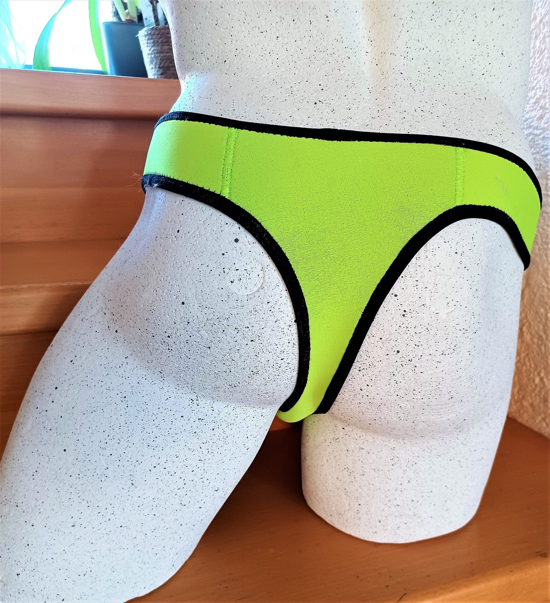 Neongelbe Herren Bade - String echtes 3mm NEOPREN Tauchsport - SEXSENSE