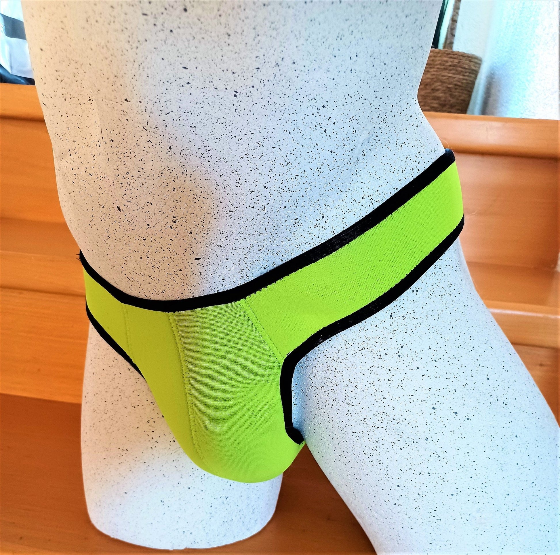 Neongelbe Herren Bade - String echtes 3mm NEOPREN Tauchsport - SEXSENSE