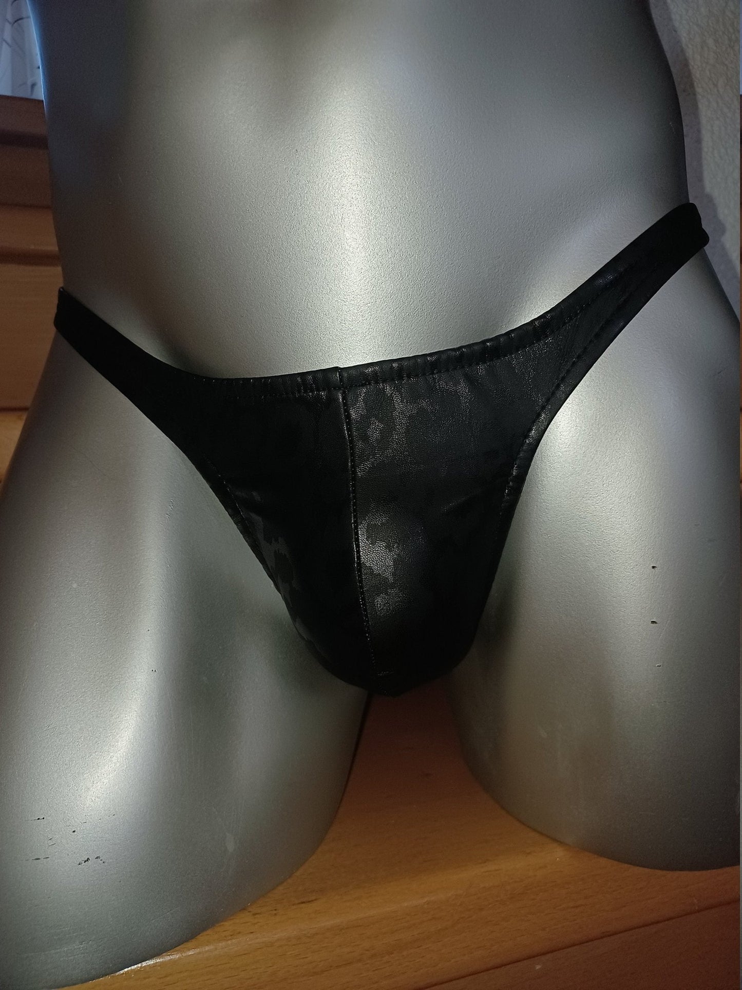 Badehose String Unikat schwarz Lederoptik Leoprint Gr. S oder M Lycra Unikat - SEXSENSE