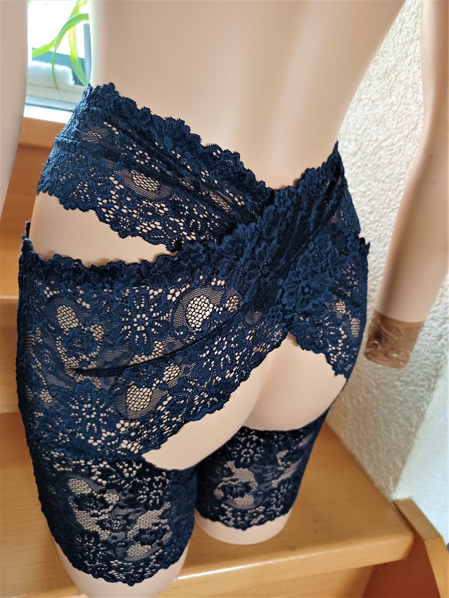 Stay Hip, Oberschenkelschoner elastische Spitze in Nachtblau Gr 36 - 42, Dessous, Lingerie, Strumpfband ouvert Maßgefertigt sexy Toy - SEXSENSE