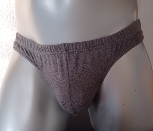 Badehose aus grauem Suede Wildleder Imitat. Der Slip ist knapp geschnitten und in  Antikleder-Optik