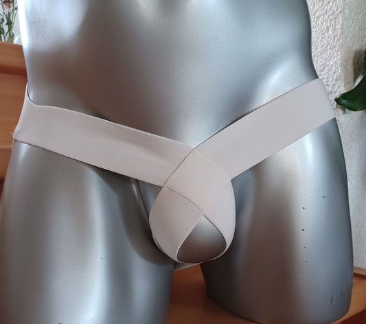 Thong mit Beinschlaufen. Ouvert vorne durch selbst regulierende Flechtkreuzung, hinten durch pushende Beinstraps