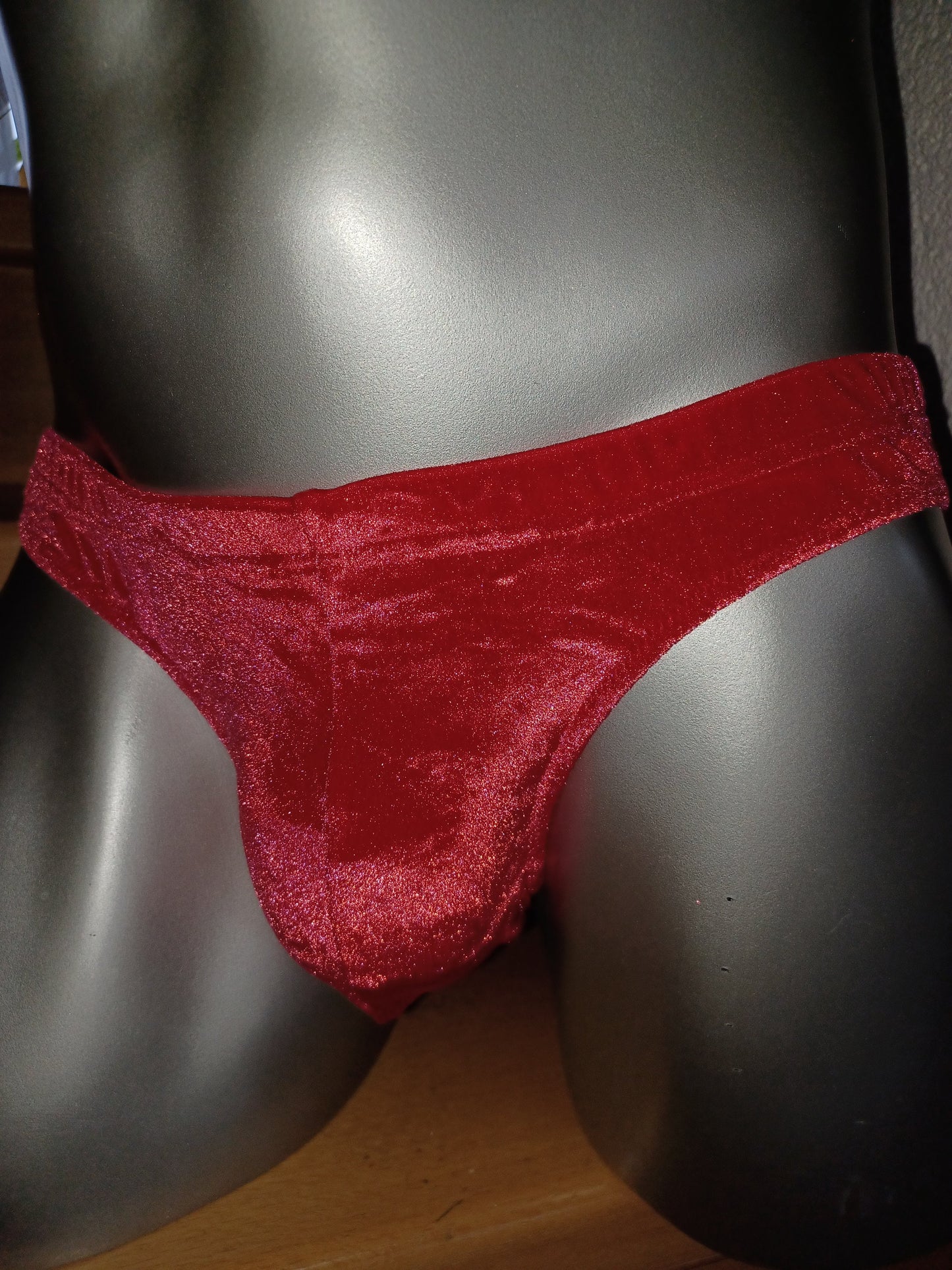 Herrenslip und Badehose in knall rot aus weichem hochelatischen Lycra Samt 