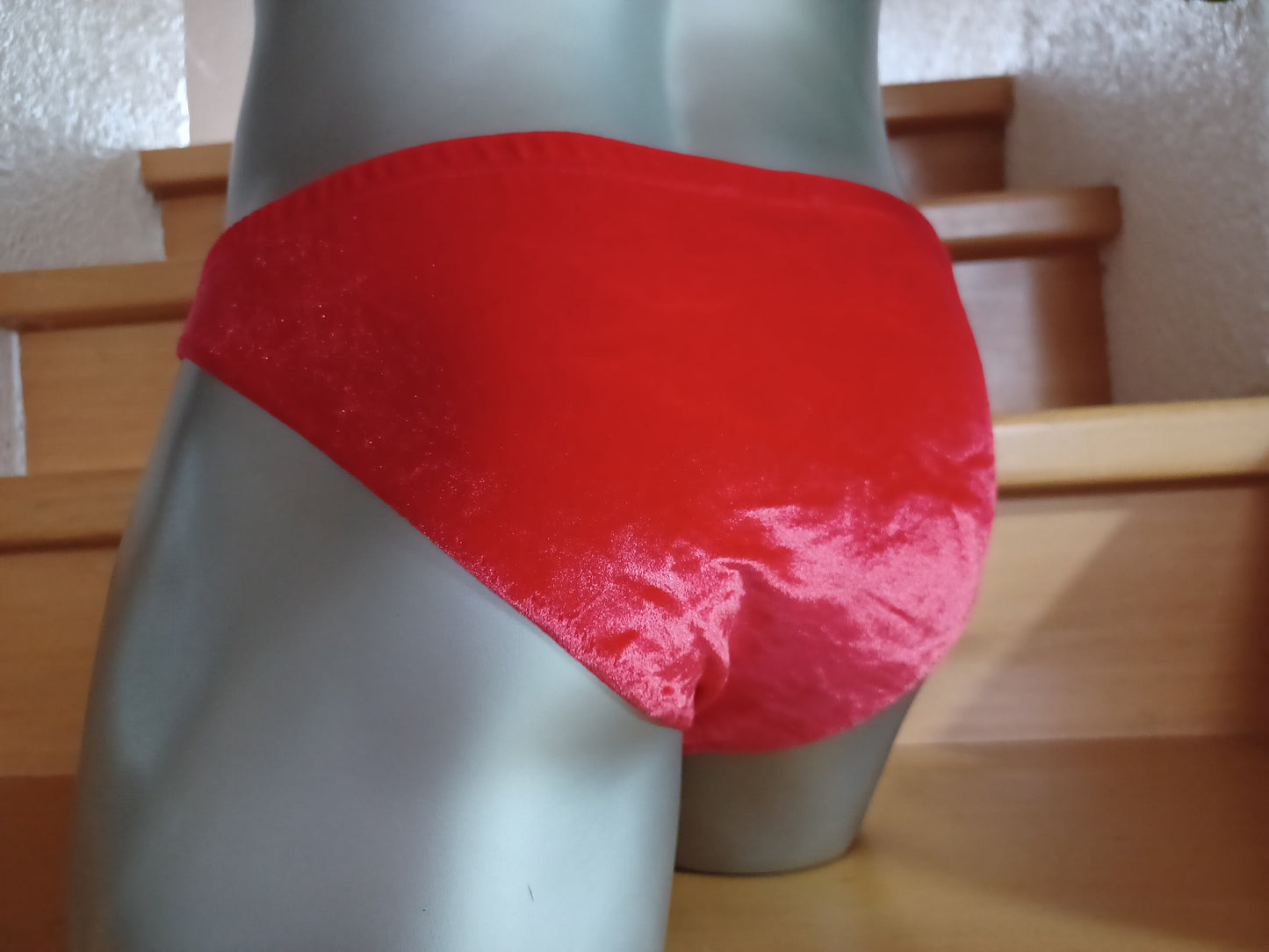 Herrenslip und Badehose in knall rot aus weichem hochelatischen Lycra Samt 