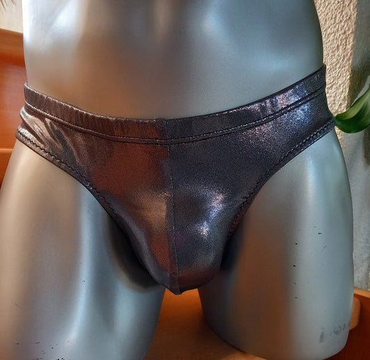 Badehose in der Farbe Gunmetall. Der Schnitt deckt vorne alles ab und ist am Po ehr schmal wie ein 3/4Po geschnitten