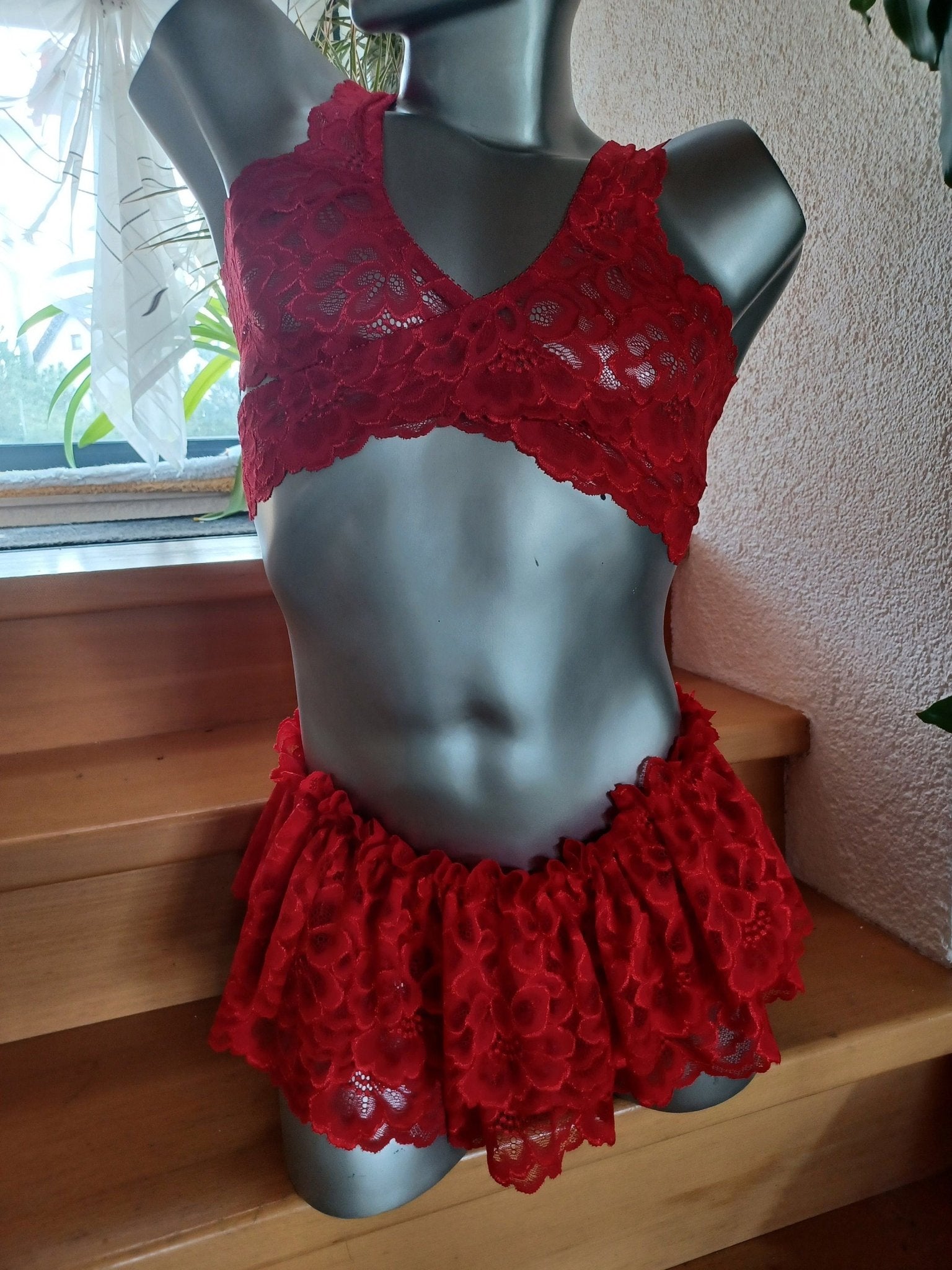 Sissy Herren Unterwäsche Set 3 - teilig rot elastische Spitze Unikat String oder Thong mit Rock + Bustier - SEXSENSE